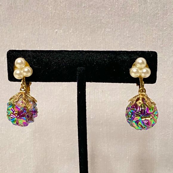 Dangle Drop Earrings Aurora Borealis Pinecomb Balls 3 Faux Pearl Cluster Clip On - Picture 3 of 8